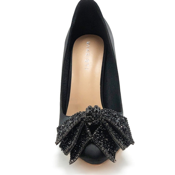 HOST PICK💥NIB WOMEN'S BLACK SATIN METALLIC BOW HIGH HEELS - Picture 2 of 9